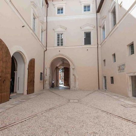 Palazzo Pica Alfieri Centro Storico Bed & Breakfast LʼAquila Exterior foto