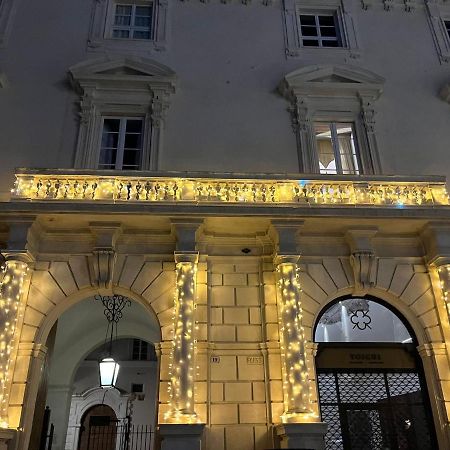 Palazzo Pica Alfieri Centro Storico Bed & Breakfast LʼAquila Exterior foto