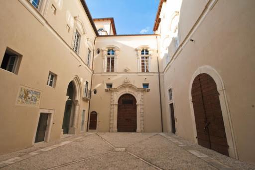 Palazzo Pica Alfieri Centro Storico Bed & Breakfast LʼAquila Exterior foto