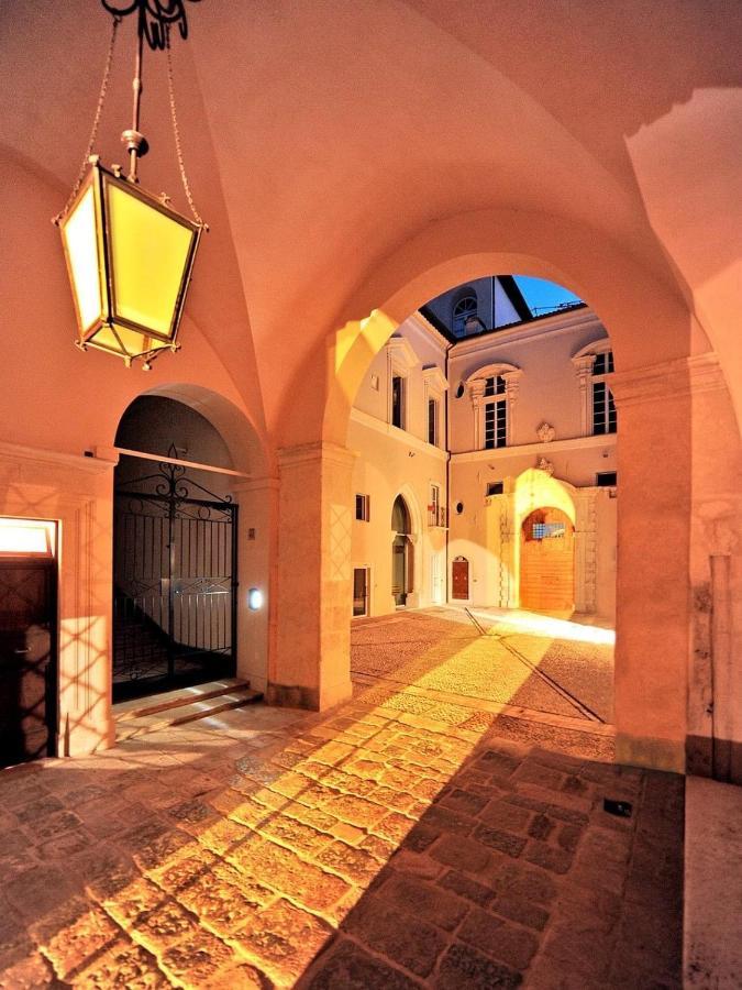 Palazzo Pica Alfieri Centro Storico Bed & Breakfast LʼAquila Exterior foto