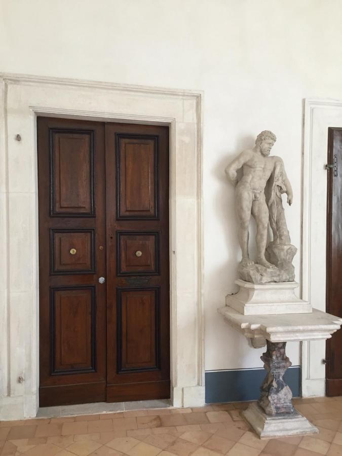 Palazzo Pica Alfieri Centro Storico Bed & Breakfast LʼAquila Exterior foto